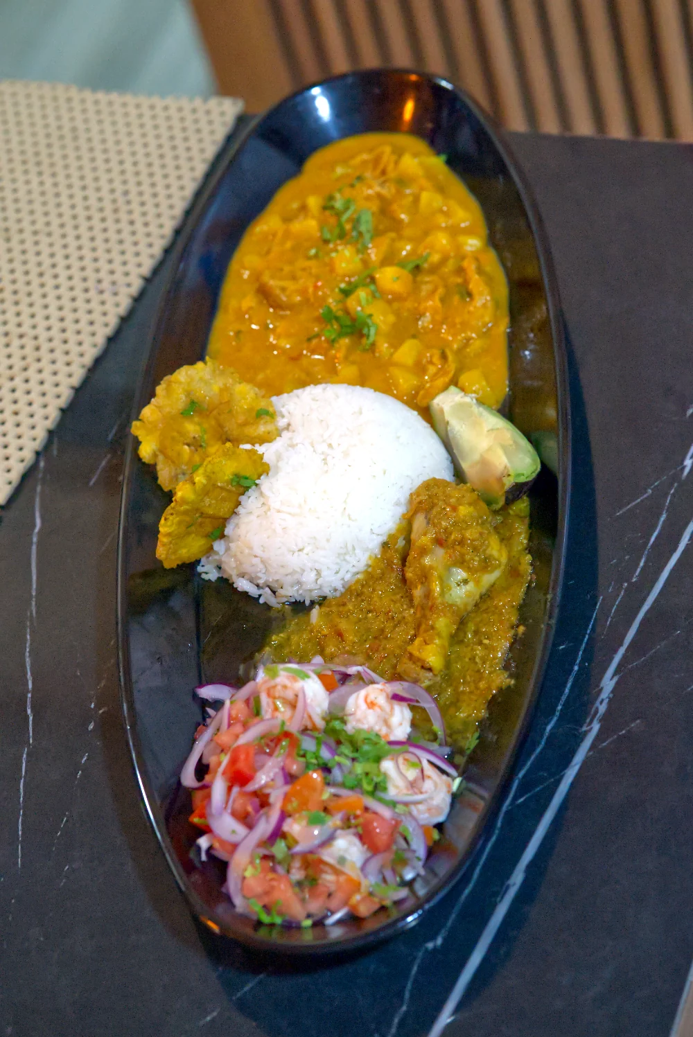 Plato especial con arroz, guisos, pollo, aguacate, plátano y ensalada fresca